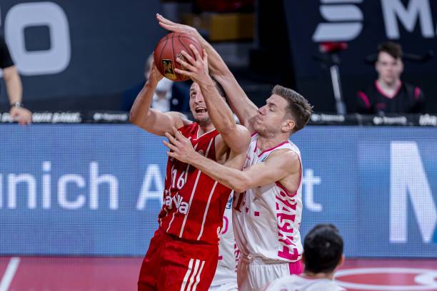 防守反击的 防守反击的